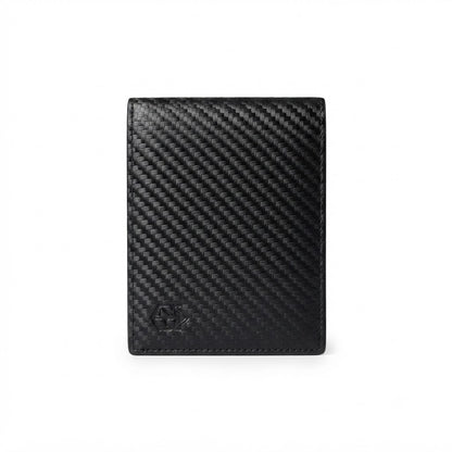 Billetera está confeccionada en un material que imita la fibra de carbono.