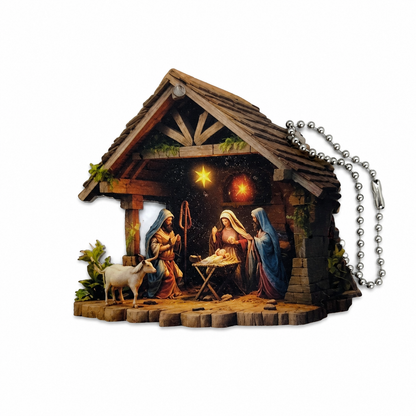 Colgante decorativo de madera con diseño de nacimiento navideño y cadena metálica.