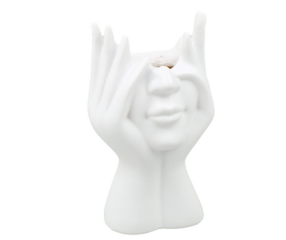 Maceta decorativa de cerámica blanca pequeña con forma de cara y manos