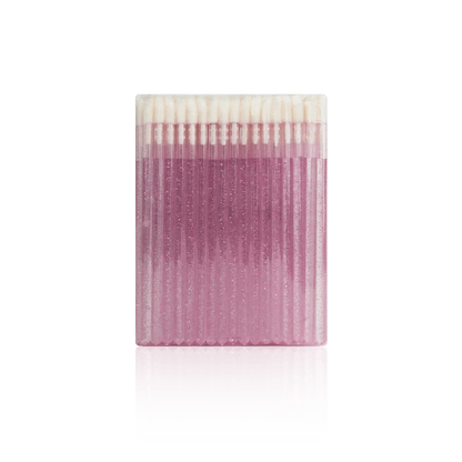 Estos aplicadores desechables de labial cuentan con mangos de plástico rosa transparente.