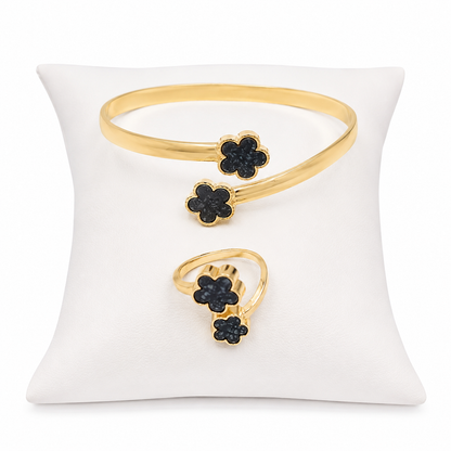 Conjunto de pulsera abierta y anillo ajustable con diseño de trébol color dorado.