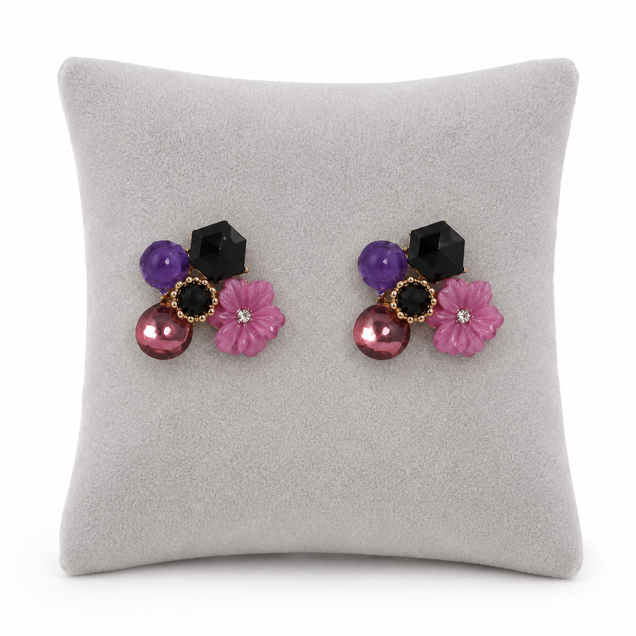 Aretes tipo racimo con diseño floral en tonos rosa, morado y negro.