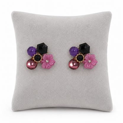Aretes tipo racimo con diseño floral en tonos rosa, morado y negro.