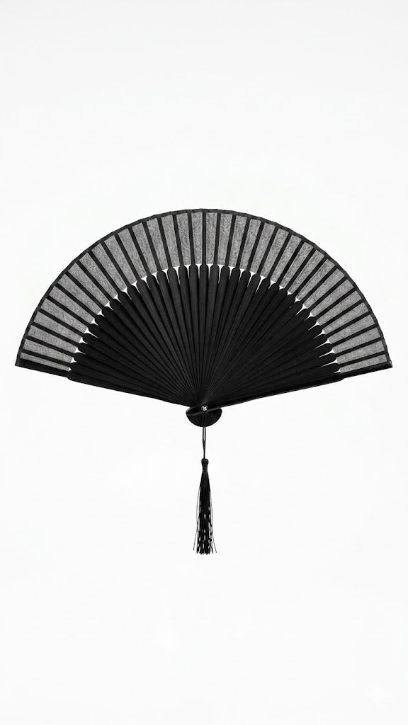 Abanico plegable de mano de color negro fabricado con tela y varillas de bambú, diseñado comúnmente para danza, bodas o decoración.