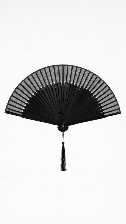 Abanico plegable de mano de color negro fabricado con tela y varillas de bambú, diseñado comúnmente para danza, bodas o decoración.