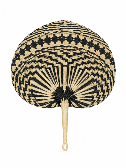 Abanico Artesanal Decorativo Tejido en Fibra Natural con Diseño Geométrico.