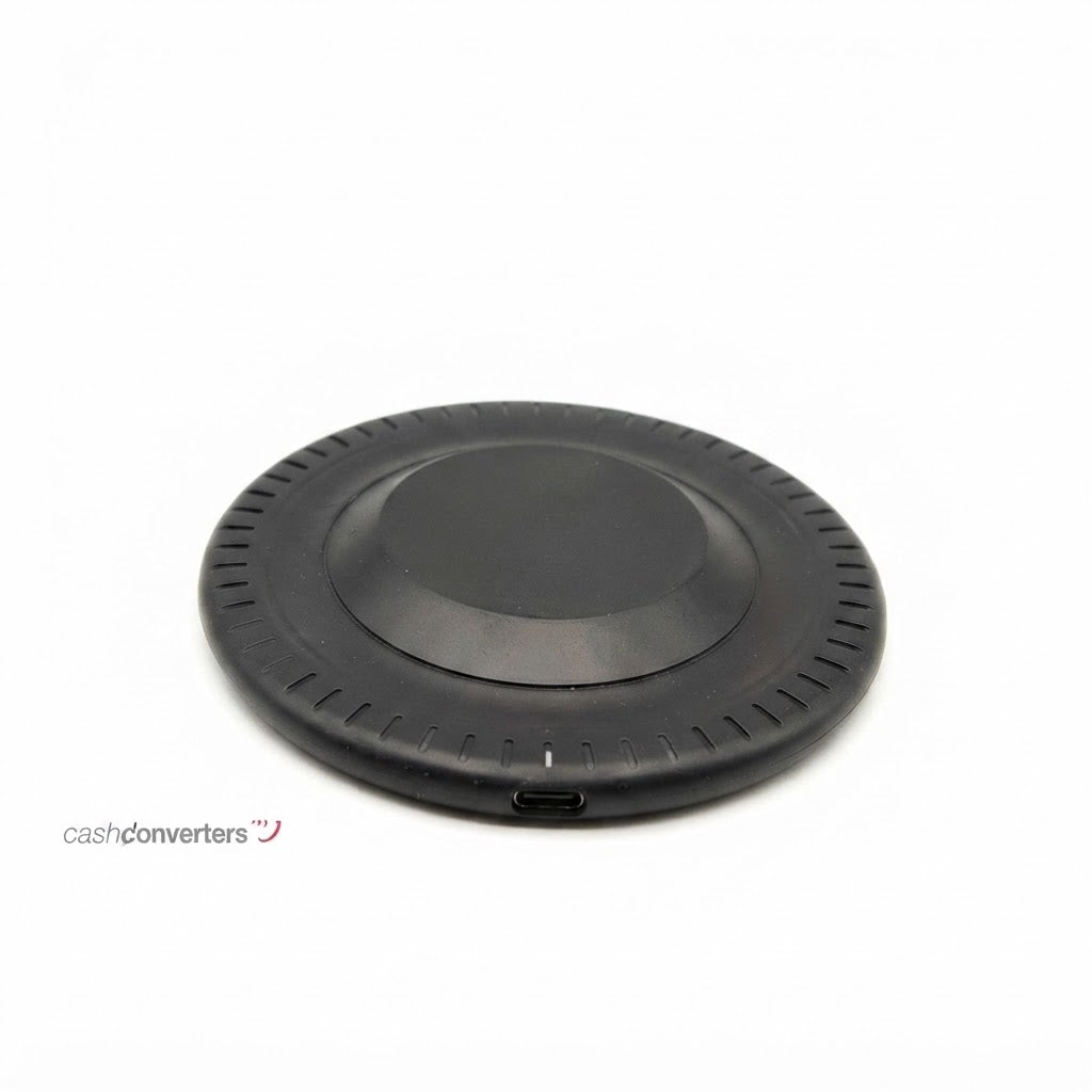 Cargador inalámbrico circular negro es compatible con dispositivos Qi y ofrece velocidades de carga de hasta 15W.
