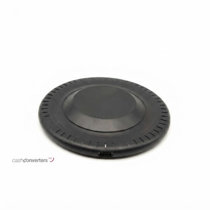 Cargador inalámbrico circular negro es compatible con dispositivos Qi y ofrece velocidades de carga de hasta 15W.