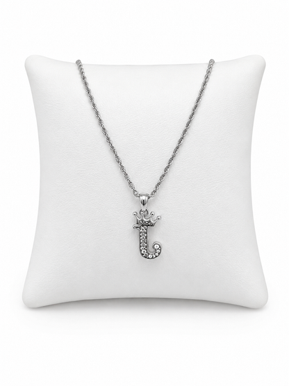 Collar con Colgante Letra J y Corona Decorativa.