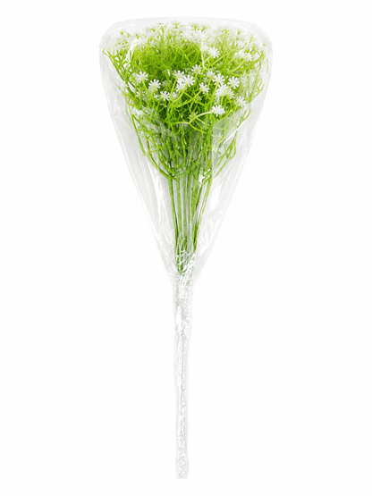 Ramo decorativo de flores artificiales blancas con follaje verde.
