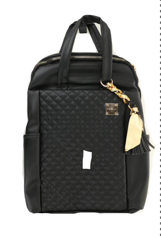 Mochila para mujer, diseñada con cuero sintético negro acolchado y un colgante dorado decorativo.