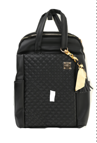 Mochila para mujer, diseñada con cuero sintético negro acolchado y un colgante dorado decorativo.
