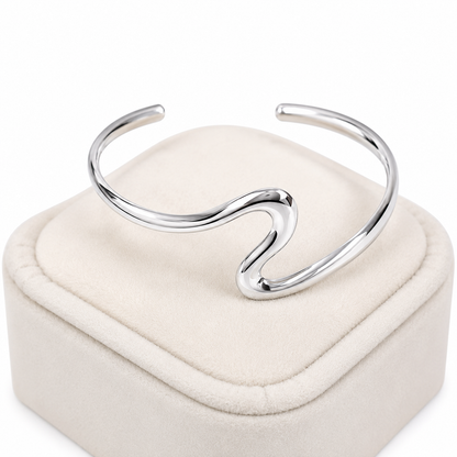 Brazalete Abierto Plateado con Diseño Ondulado Minimalista.