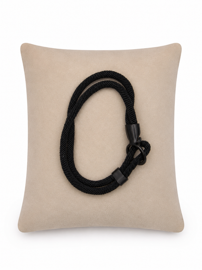 Pulsera de Cuerda Negra Ajustable con Cierre Decorativo Metálico.