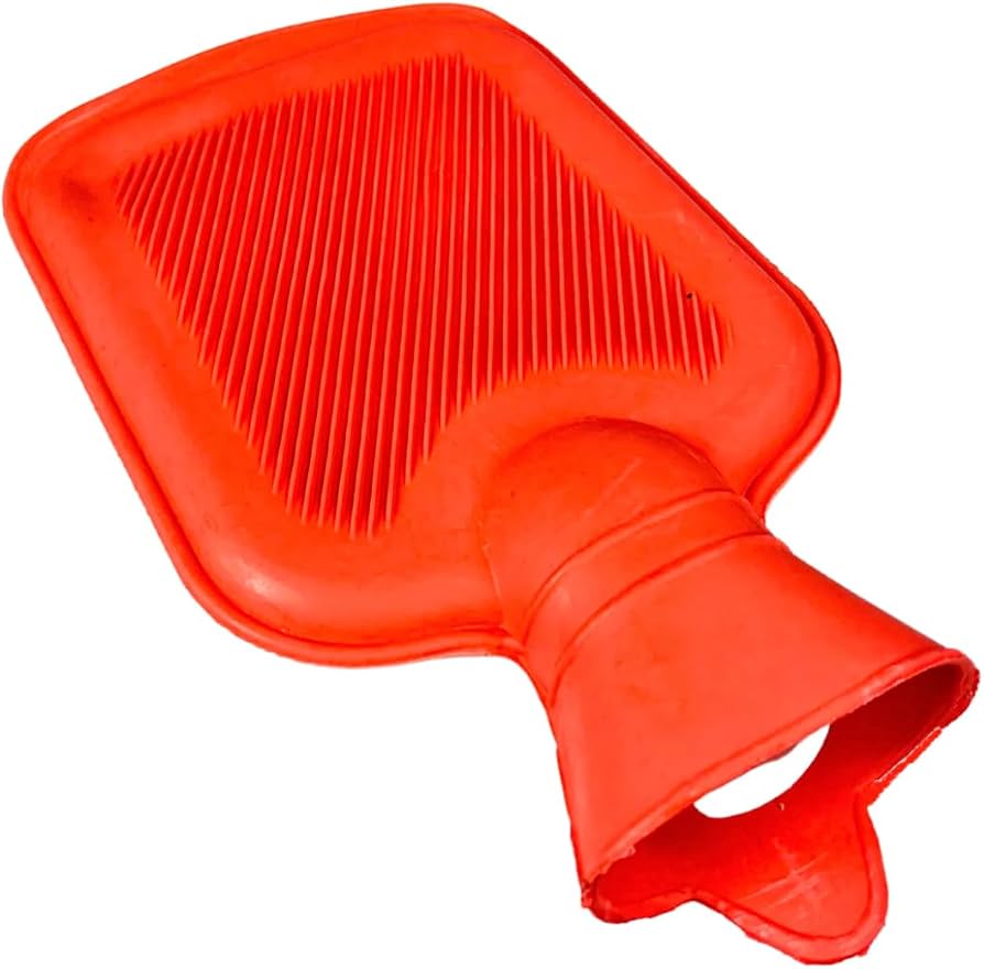 Bolsa de agua caliente de goma o caucho en color rojo.