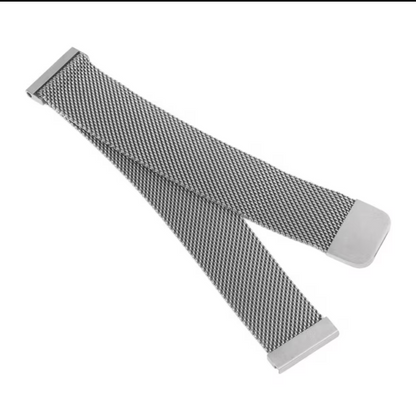 Esta correa de reloj de estilo milanés está fabricada en acero inoxidable con un cierre magnético plateado.