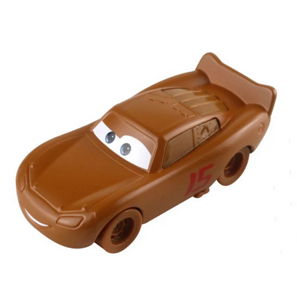 juguete de Rayo McQueen cubierto de barro.