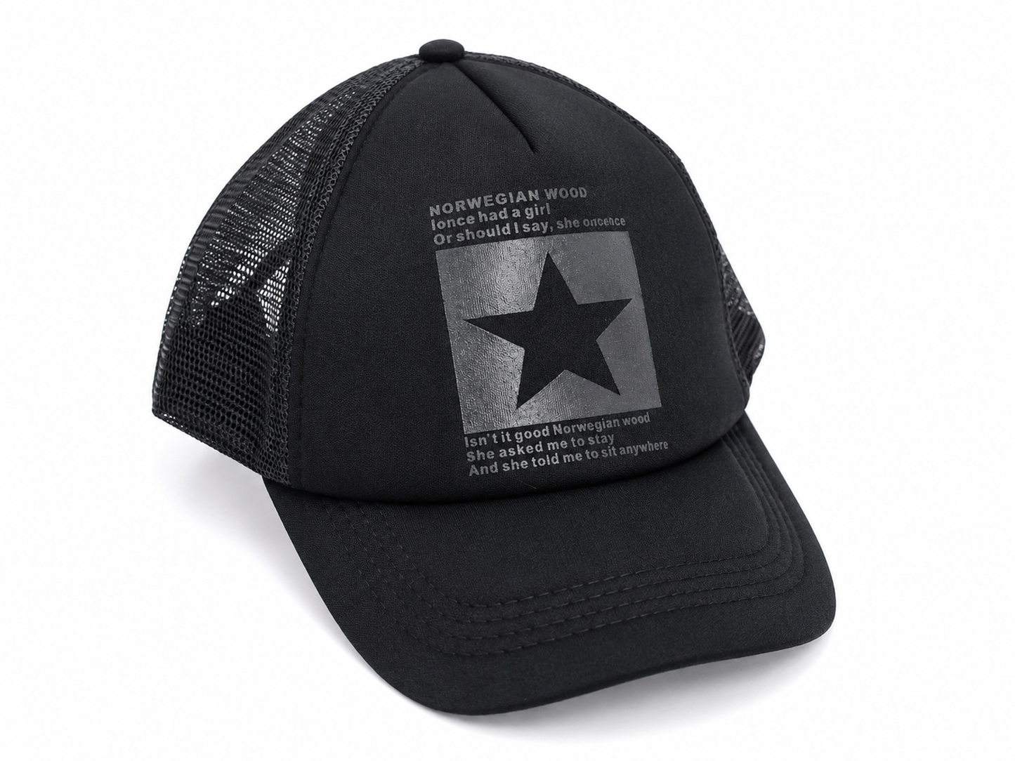 Gorra Trucker Color Negro con Paneles de Malla y Diseño Estampado Frontal.