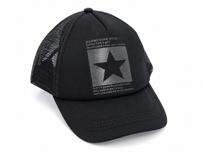 Gorra Trucker Color Negro con Paneles de Malla y Diseño Estampado Frontal.