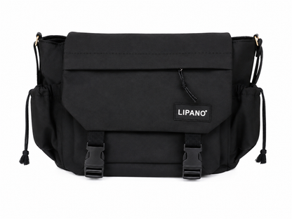 Bolso mensajero negro con solapa, hebillas y bolsillos laterales.