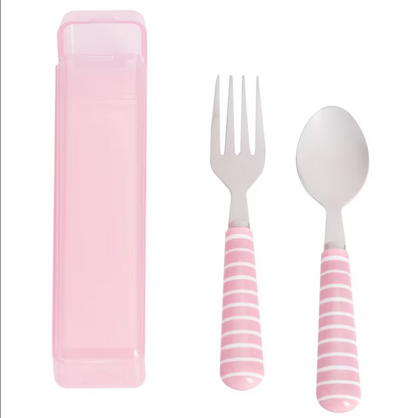 Juego de cubiertos que incluye una cuchara y un tenedor de acero inoxidable con mangos de rayas rosas y un estuche de transporte a juego.