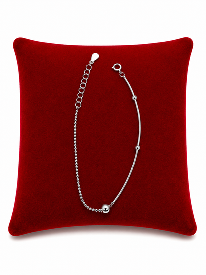 Pulsera Delicada Plateada con Cuentas Decorativas Ajustables.