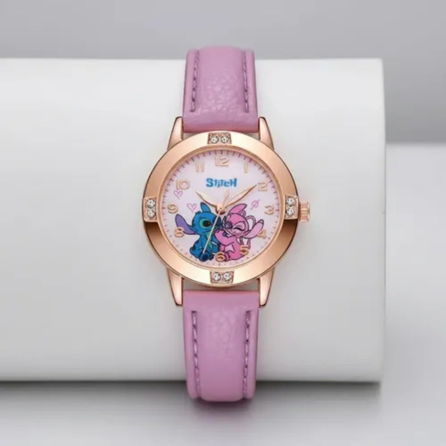 Reloj de Pulsera Rosa con Caja Dorada y Diseño de Personajes Animados.