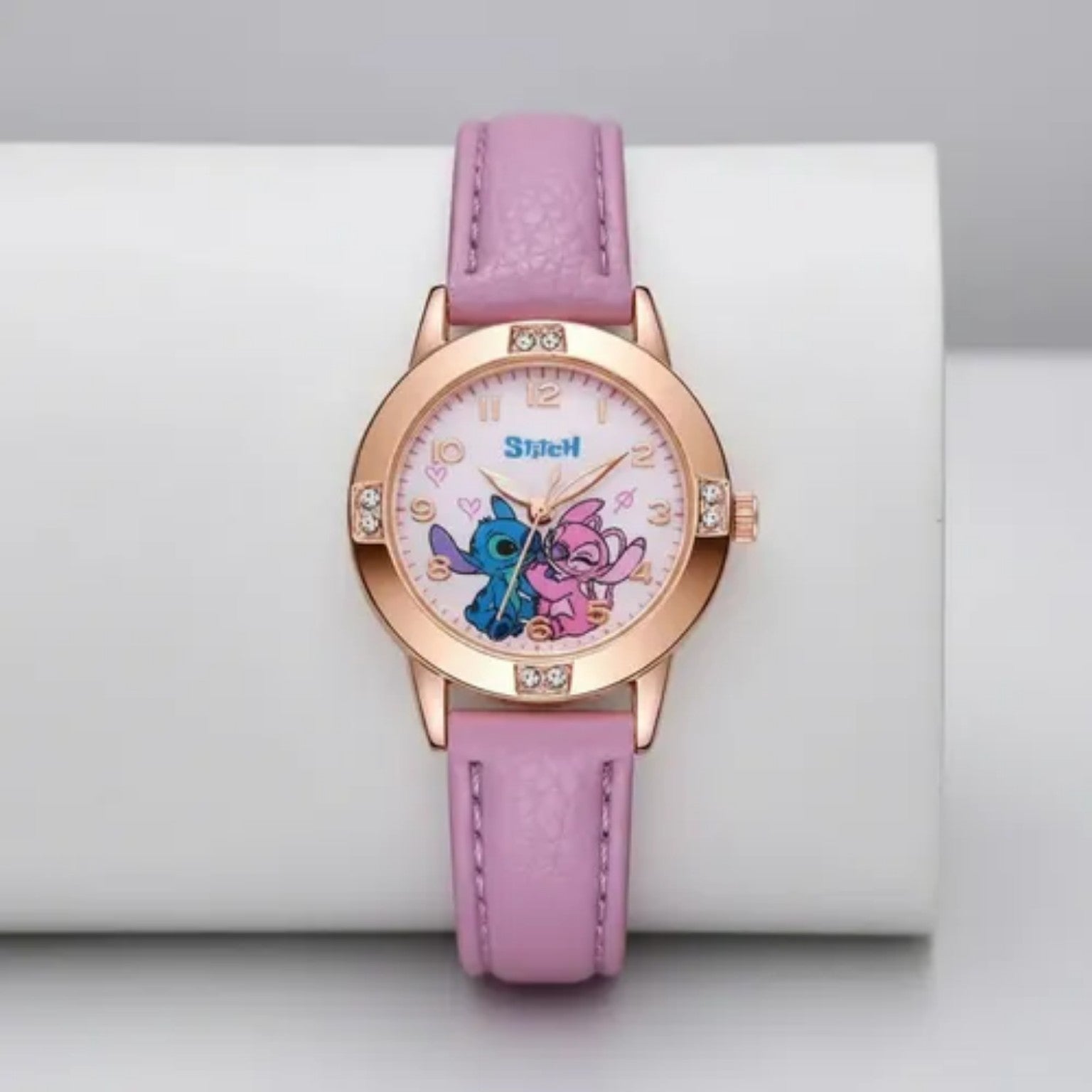 Reloj de Pulsera Rosa con Caja Dorada y Diseño de Personajes Animados.
