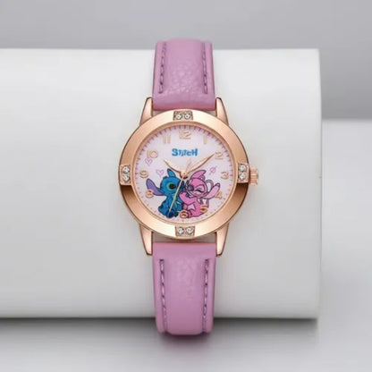 Reloj de Pulsera Rosa con Caja Dorada y Diseño de Personajes Animados.