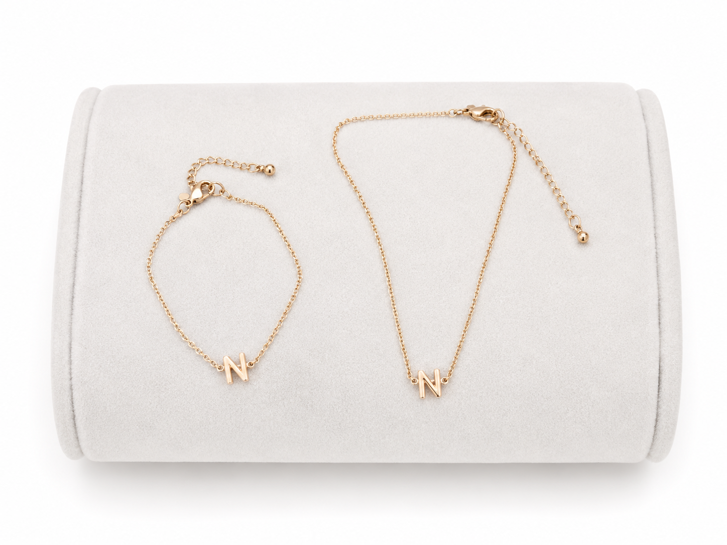Set de collar y pulsera con inicial N en color dorado.