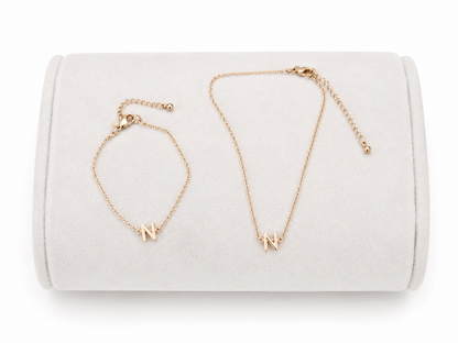 Set de collar y pulsera con inicial N en color dorado.