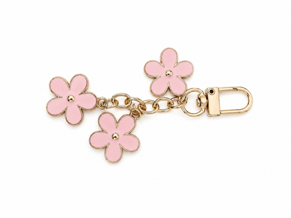 Llavero Colgante con Tres Flores Rosadas y Gancho Metálico.