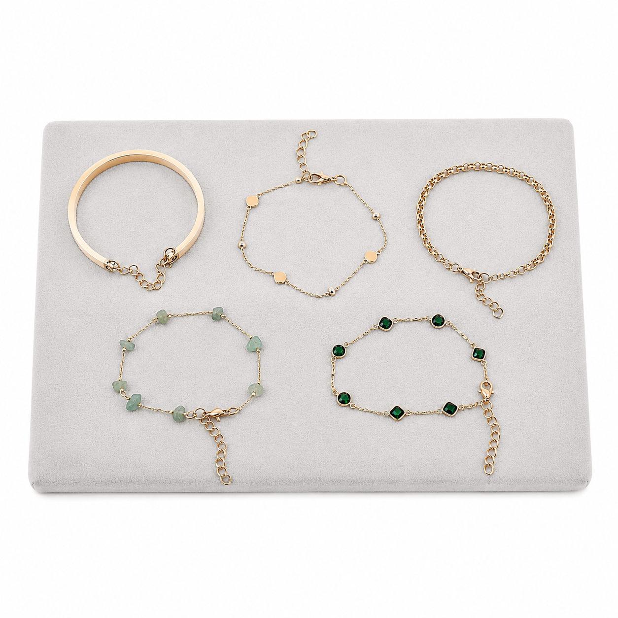 Set de 5 pulseras en tonos dorado, crema y verde con diseños variados.