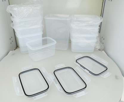 Juego de recipientes plásticos transparentes para almacenamiento de alimentos con tapas herméticas.