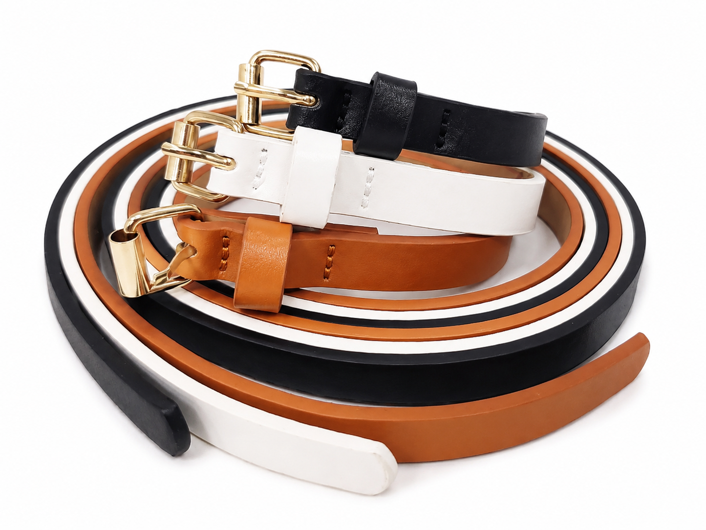 Juego de cinturones delgados para mujer en colores negro, blanco y camel con hebilla dorada.