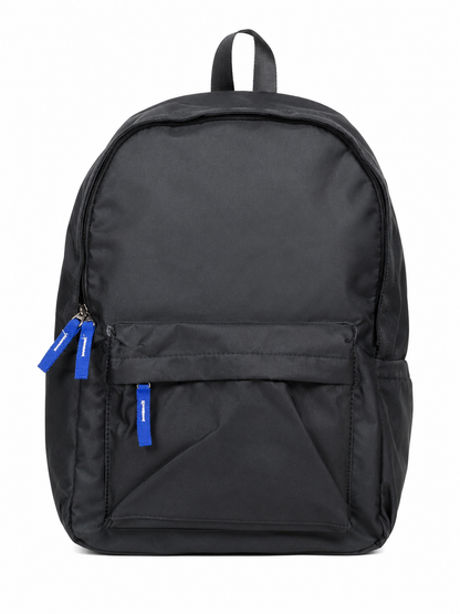 Mochila negra con compartimento principal y bolsillo frontal con cierre.