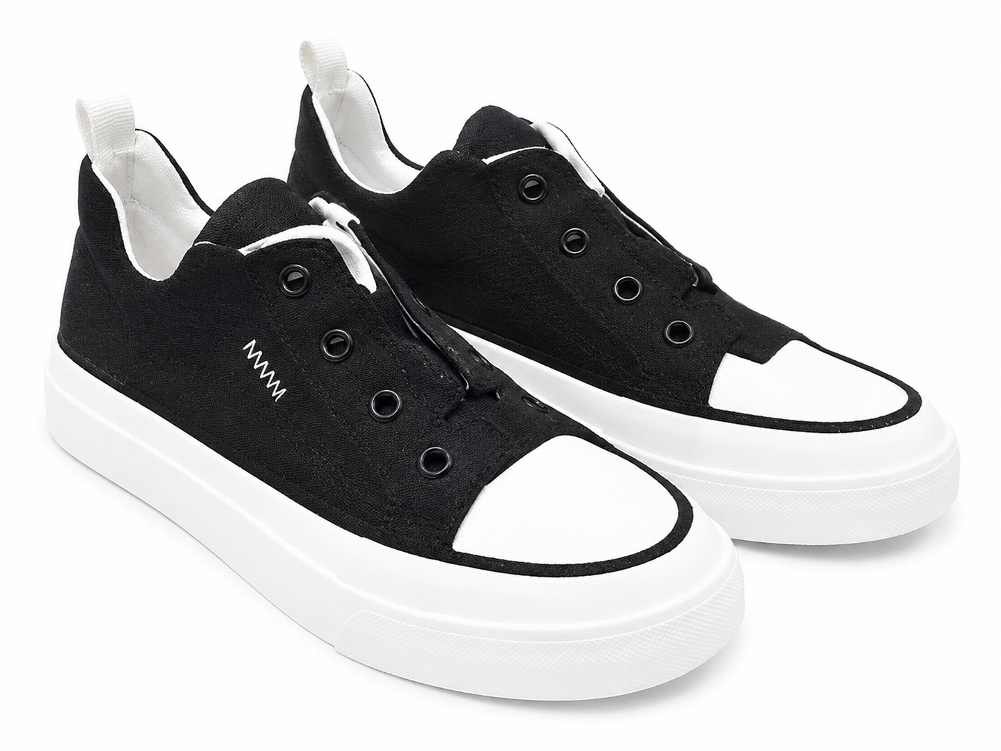Tenis casuales infantiles bicolor en negro y blanco con suela gruesa, talla 10.