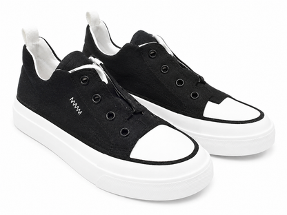 Tenis casuales infantiles bicolor en negro y blanco con suela gruesa, talla 10.