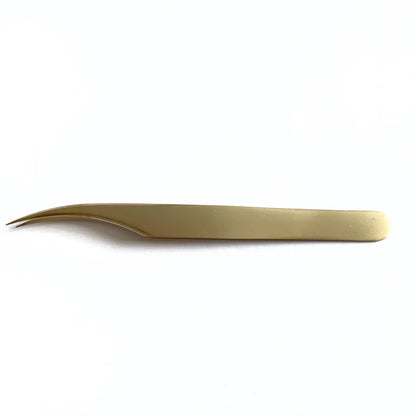 Pinzas de extensión de pestañas de precisión en color dorado con punta angular o curvada.