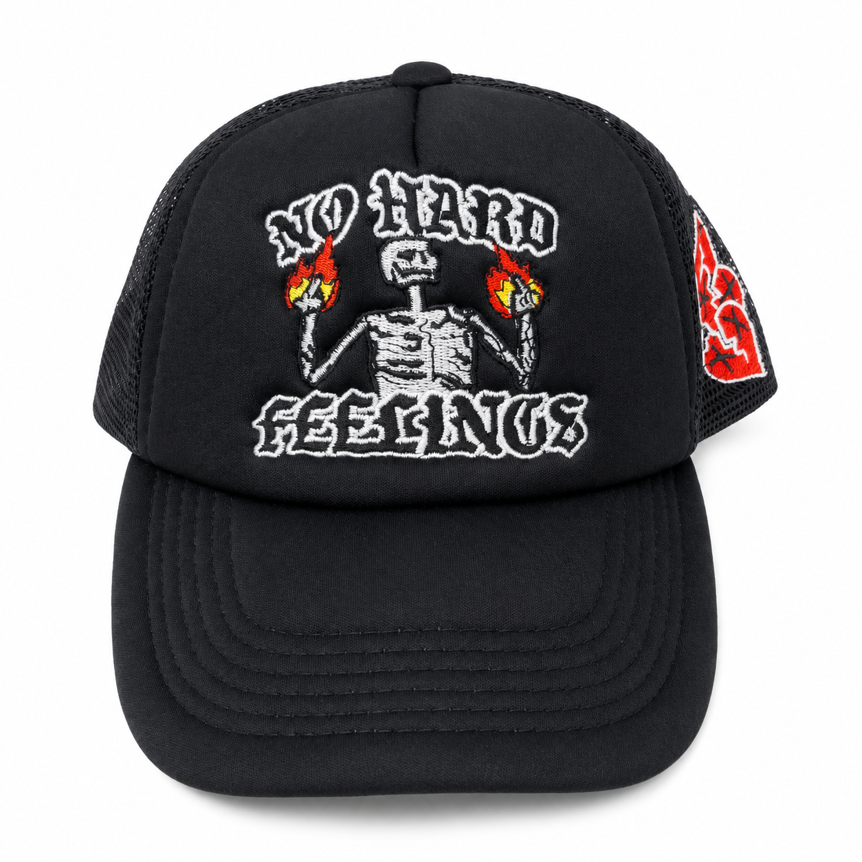 Gorra Trucker Negra con Bordado de Esqueleto y Llamas, Malla Transpirable y Visera Curva Ajustable.