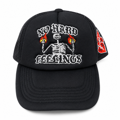 Gorra Trucker Negra con Bordado de Esqueleto y Llamas, Malla Transpirable y Visera Curva Ajustable.