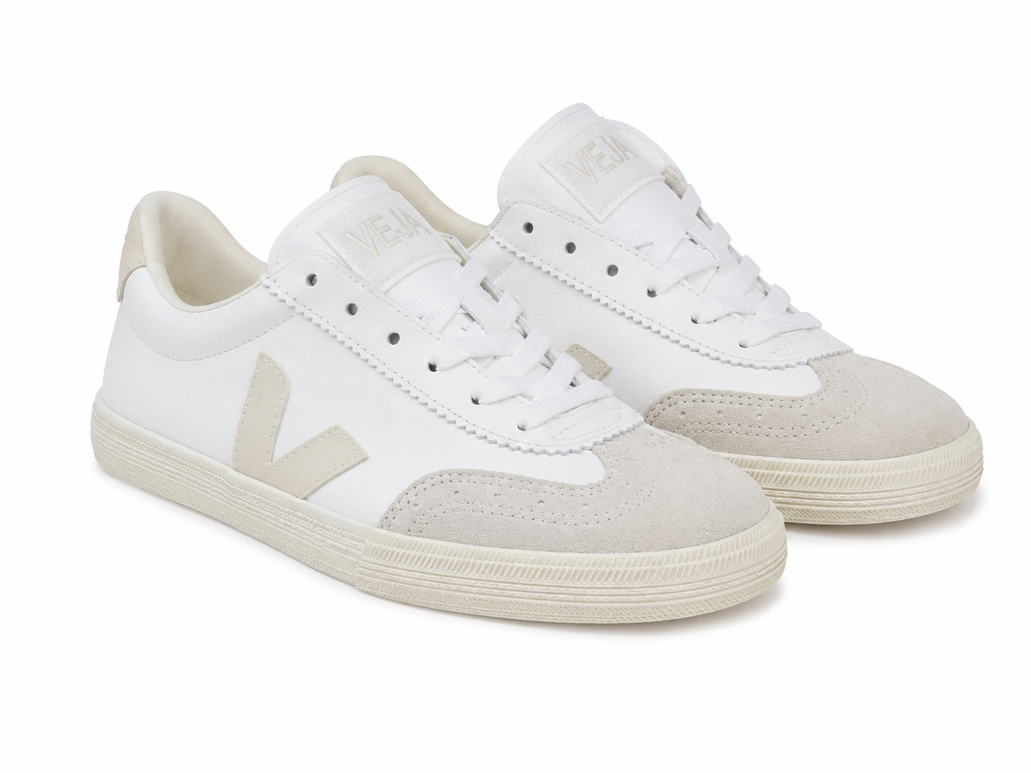 Zapatos casuales blancos con detalles en beige y diseño urbano, talla 37.