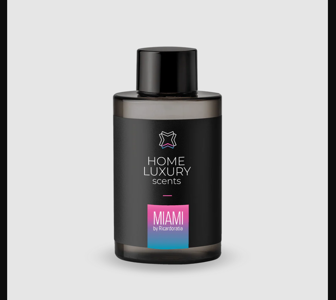 Fragancia para el hogar, específicamente la variante de aroma Miami,  se describe como refrescante y sutil, inspirado en notas de té verde caliente.