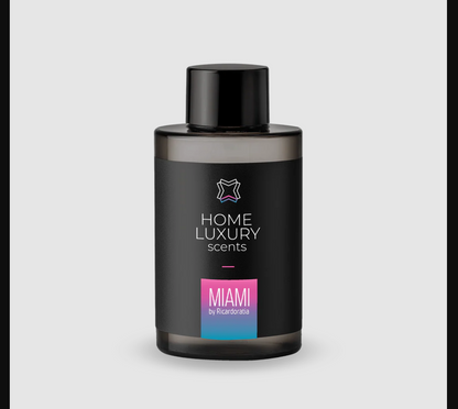 Fragancia para el hogar, específicamente la variante de aroma Miami,  se describe como refrescante y sutil, inspirado en notas de té verde caliente.