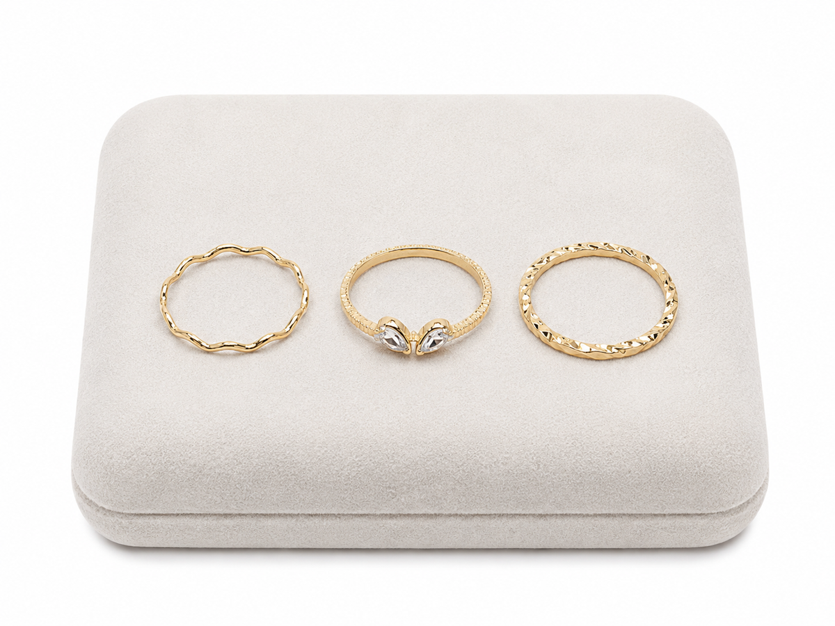 Set de 3 Anillos Dorados con Diseños Variados y Detalles Brillantes.