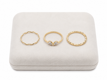 Set de 3 Anillos Dorados con Diseños Variados y Detalles Brillantes.