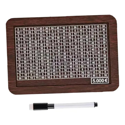 Hucha de madera para retos de ahorro, diseñada para alcanzar una meta de 5000 dólares con marcador y tablero reutilizable.