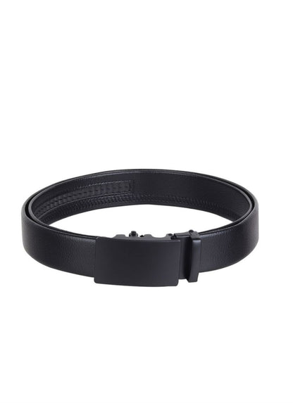 Cinturón negro para hombre con hebilla automática y acabado texturizado.
