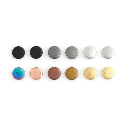 Broches de presión o botones magnéticos de colores variados.