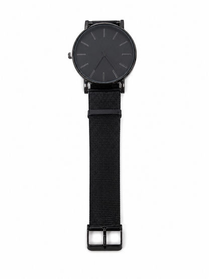 Reloj de pulsera analógico color negro con correa de malla.